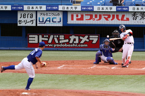 練習試合ヤクルト対中日　2回裏ヤクルト2死三塁、適時打を放つ塩見。投手小笠原（撮影・狩俣裕三）