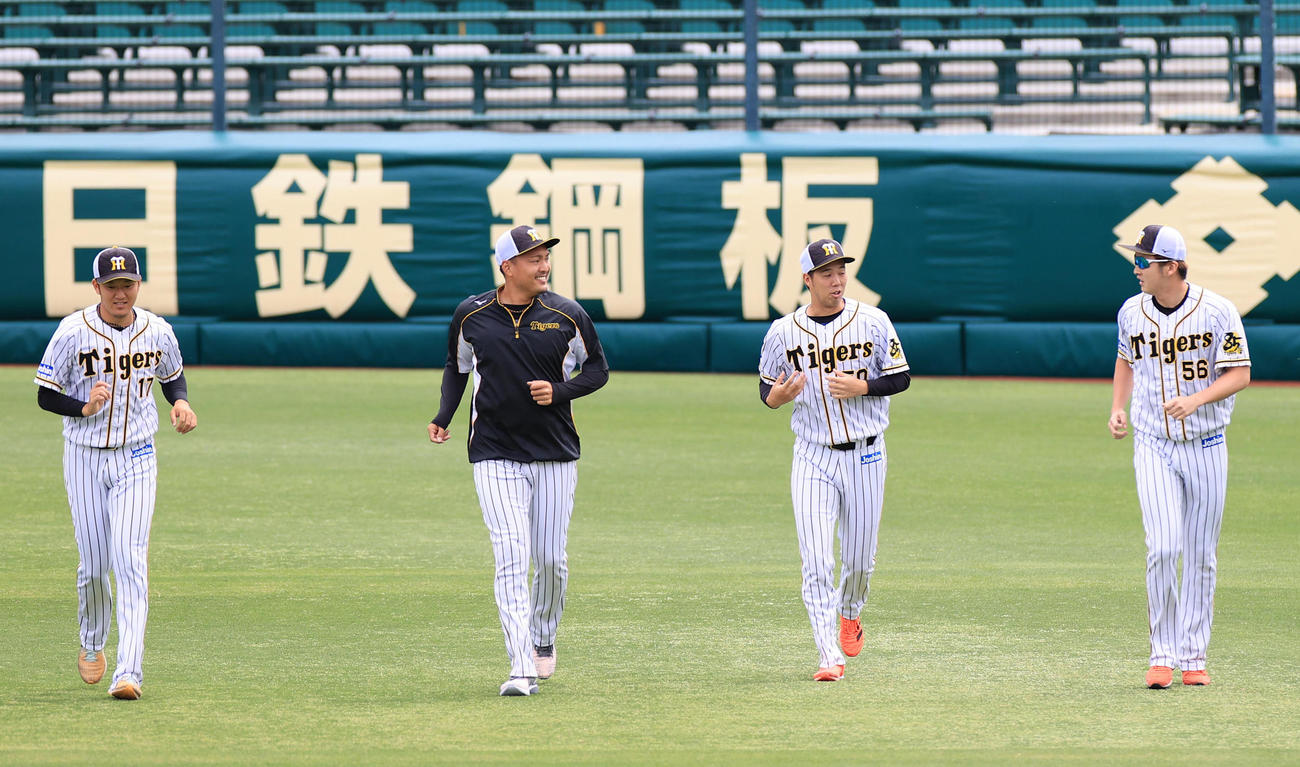 練習を行う選手たち、左から岩貞祐太、秋山拓巳、青柳晃洋、飯田優也（撮影・清水貴仁）