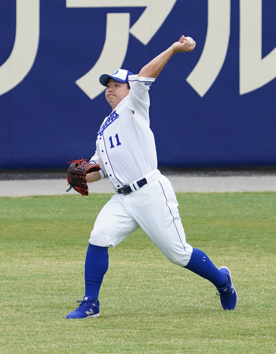 キャッチボールをする小笠原慎之介（撮影・森本幸一）