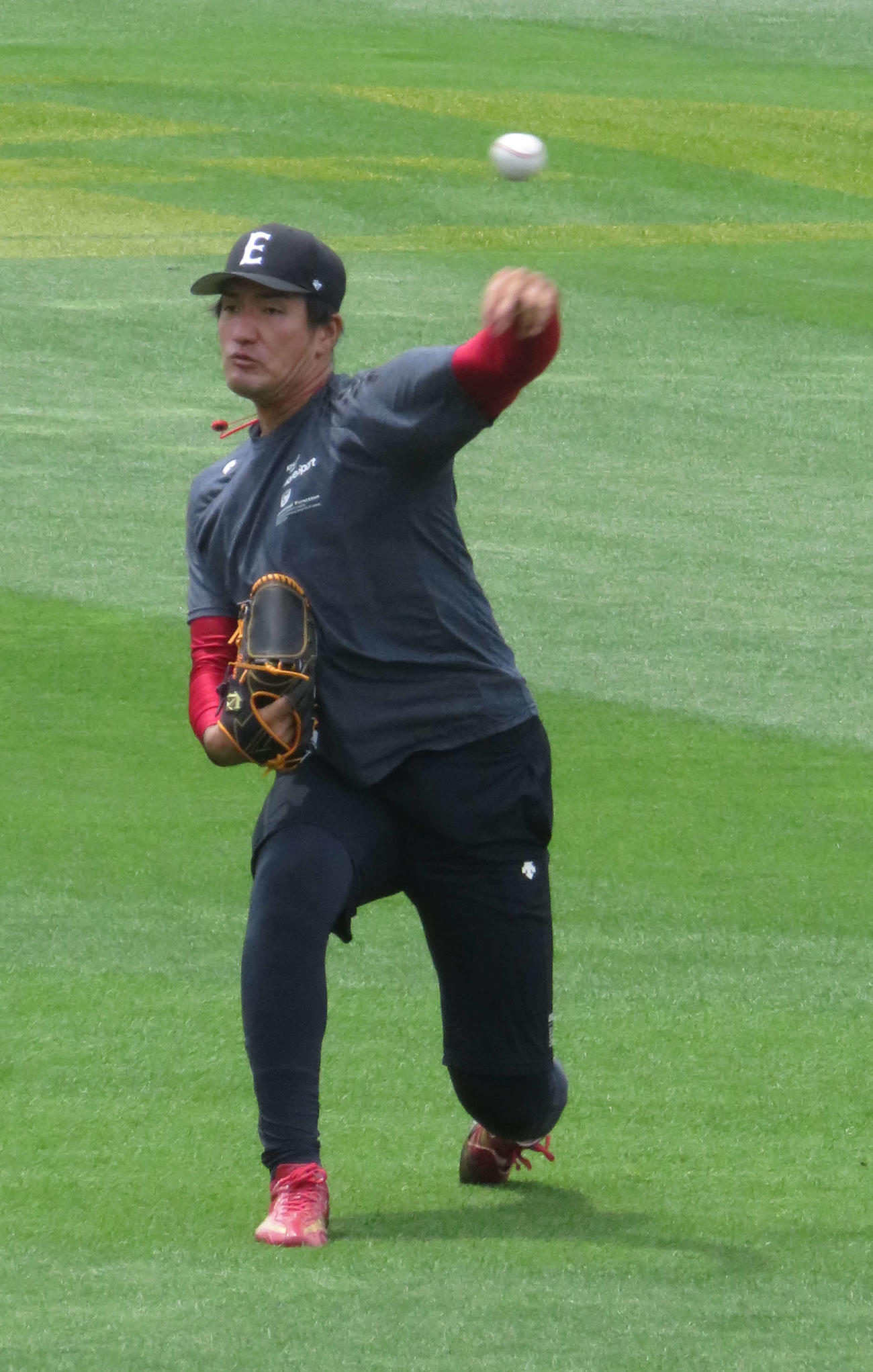 投手練習に参加し、キャッチボールを行う楽天弓削（撮影・桑原幹久）