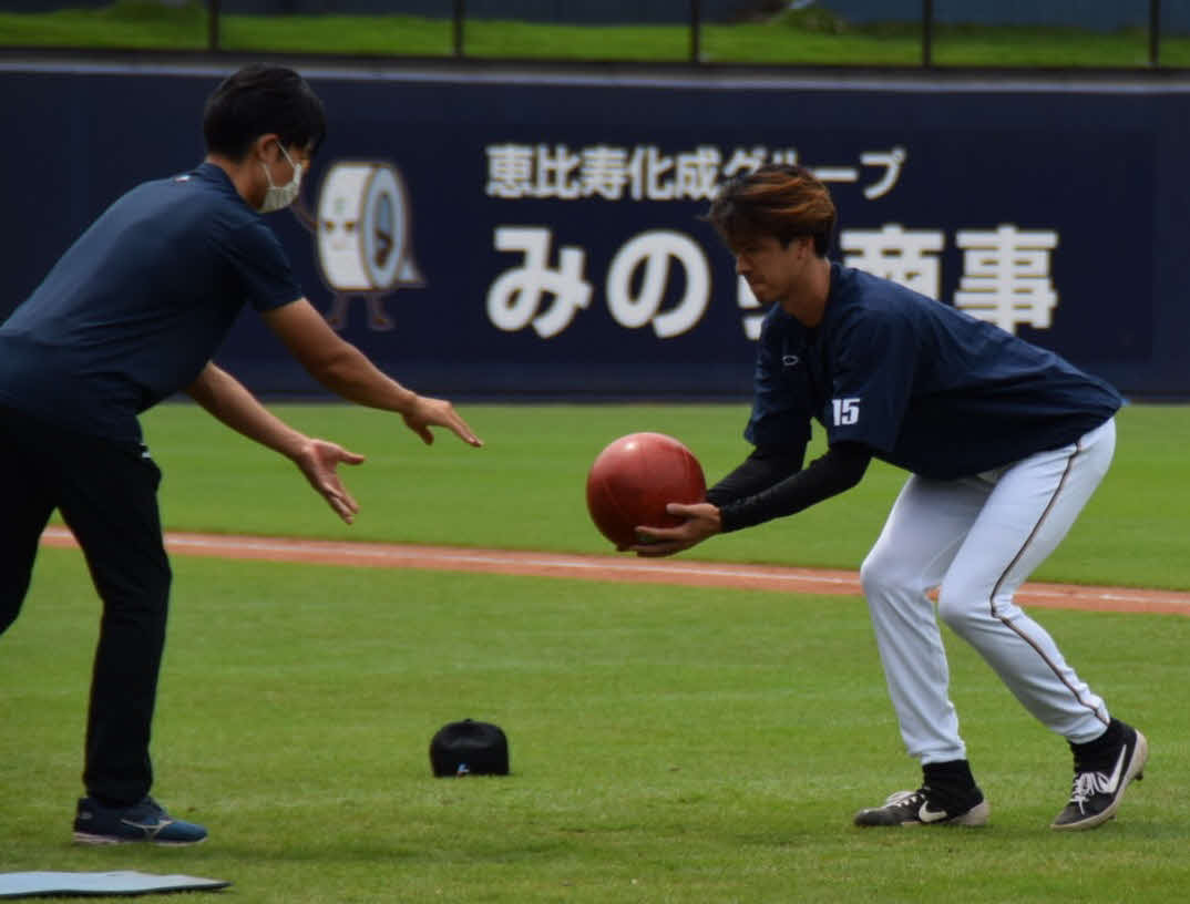 フィジカルトレーニングをする日本ハム上沢（右）（球団提供）