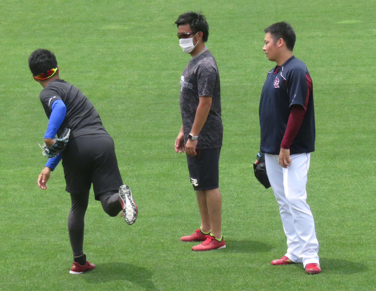 投手練習に参加し、キャッチボール後に楽天則本昂（左）からアドバイスをもらう松井（右）（撮影・桑原幹久）