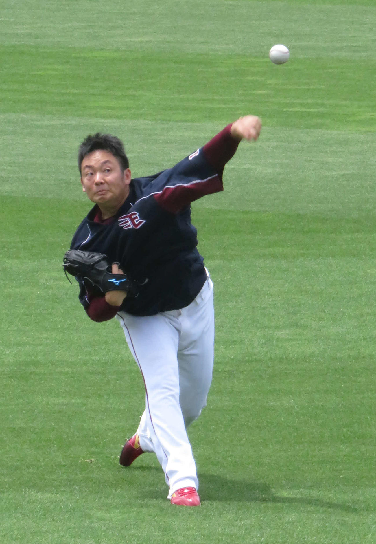 投手練習に参加しキャッチボールする楽天松井（撮影・桑原幹久）