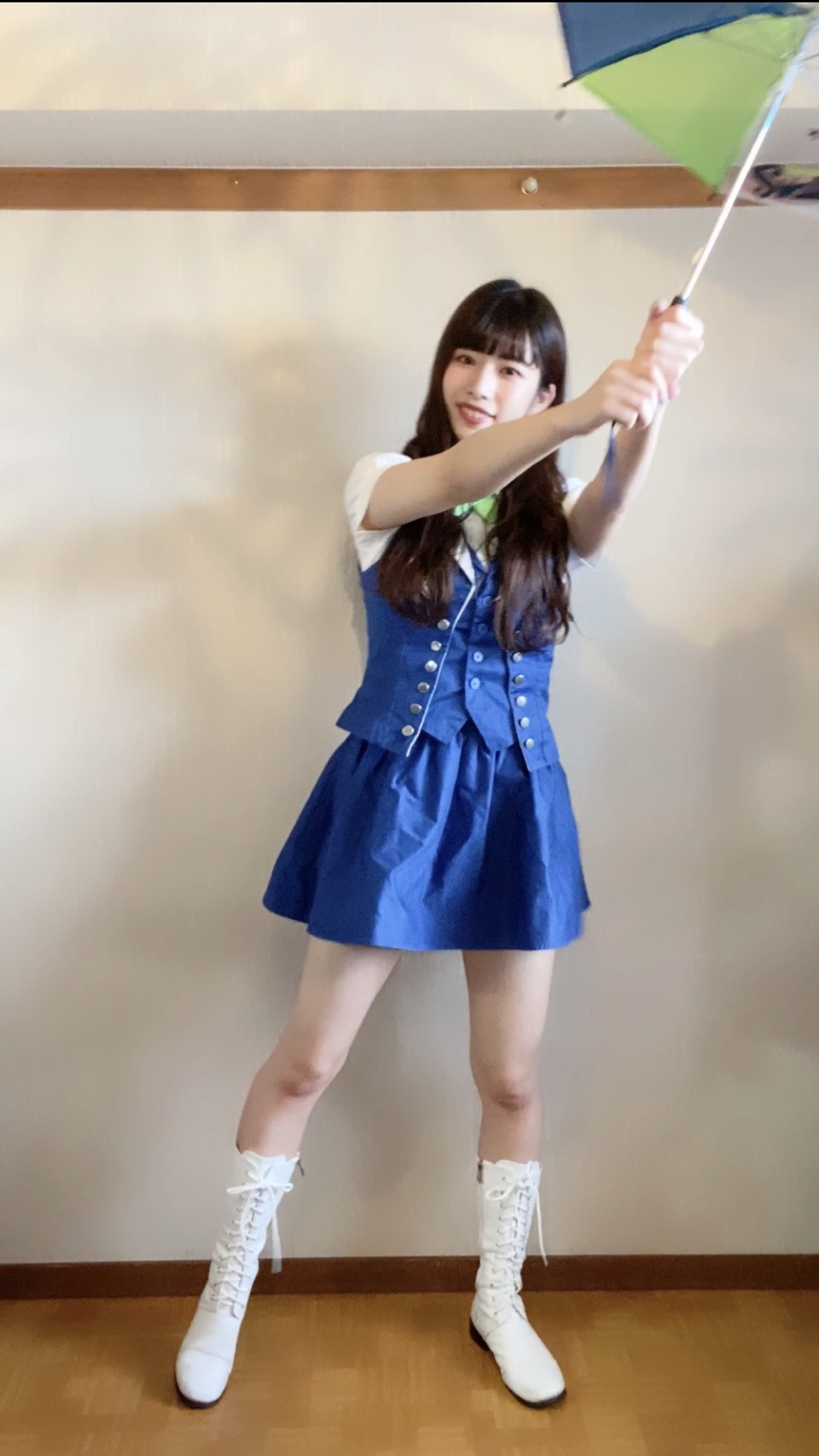 傘を上下にゆらす東京音頭の振り付けを紹介するRIN