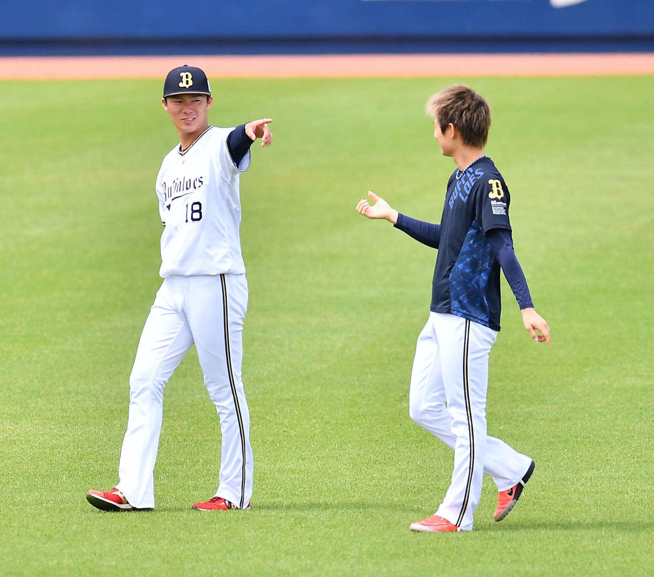 山岡（右）と談笑する山本（撮影・上田博志）