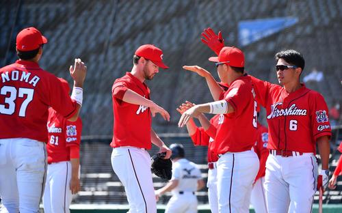 阪神対広島　3回を無失点に抑えナインとエアタッチをするクリス・ジョンソン（左から2人目）（撮影・上田博志）