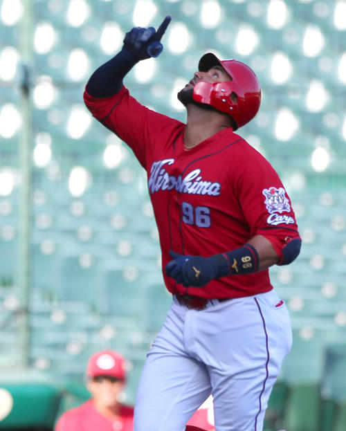 阪神対広島　7回表広島無死、メヒアは中越え本塁打を放ち天に指を指してベースランする（撮影・上山淳一）