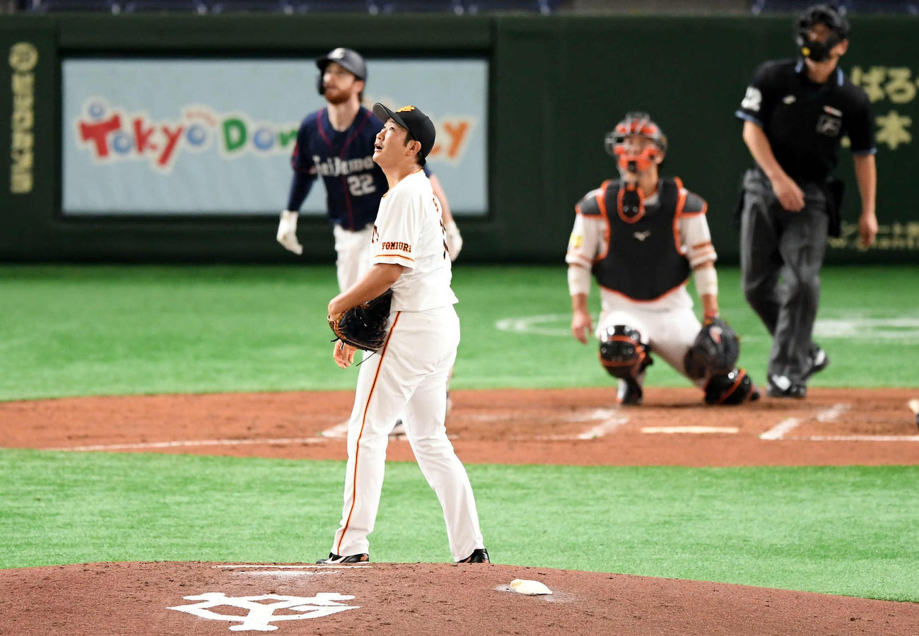巨人対西武　3回表西武1死、スパンジェンバーグに本塁打を浴びる菅野（撮影・たえ見朱実）