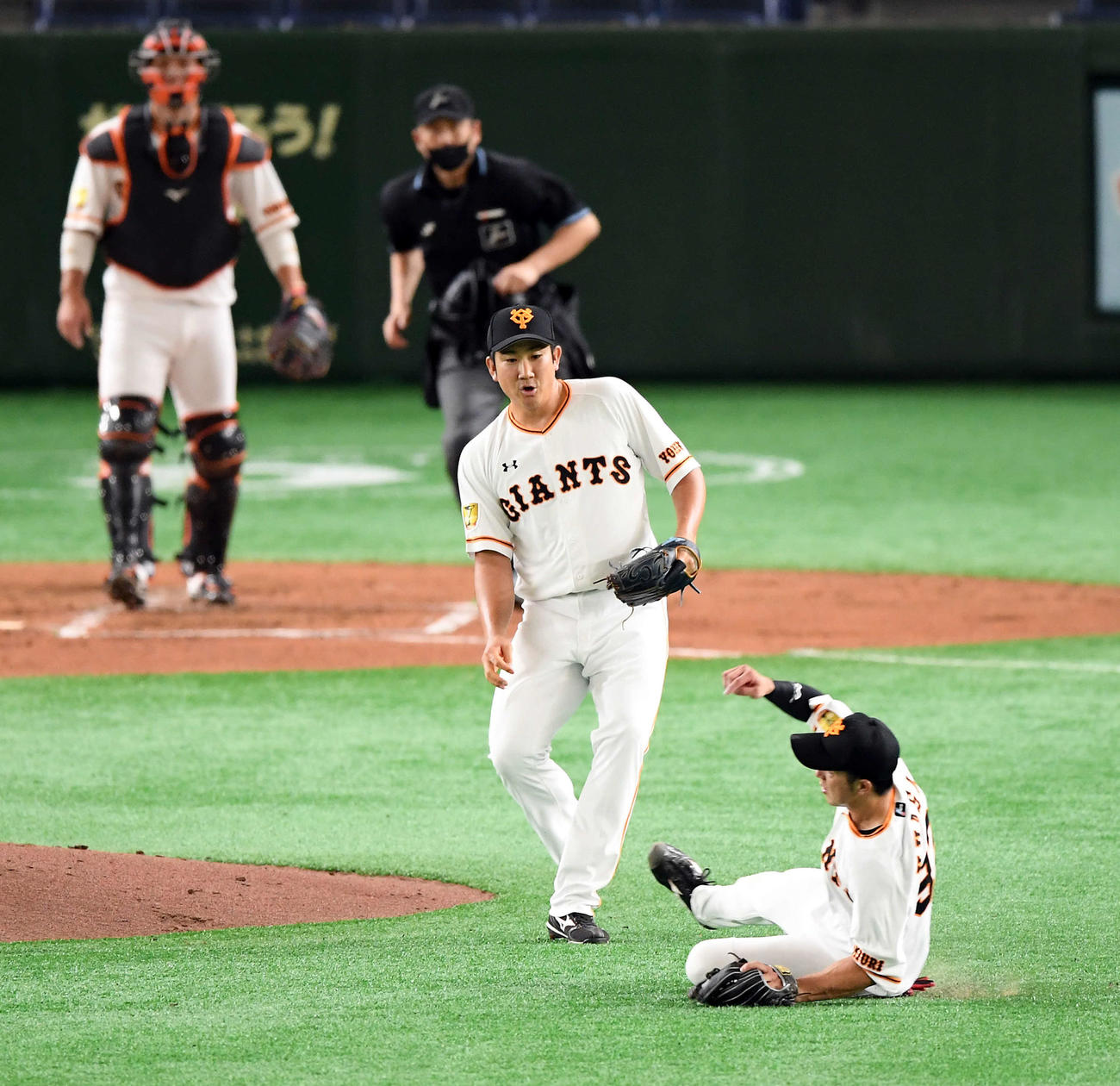 巨人対西武　4回表西武1死、森の飛球をスライディングキャッチする湯浅を見る菅野（撮影・たえ見朱実）