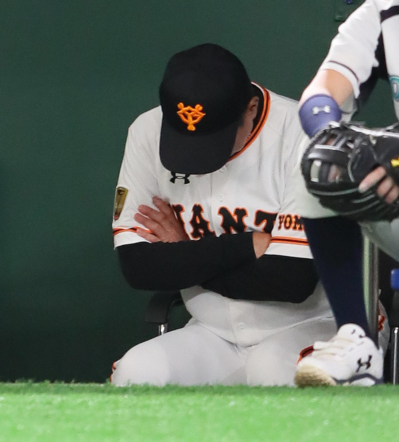 練習試合　巨人対西武　5回表西武2死満塁、巨人藤岡の暴投にうつむく原監督（撮影・足立雅史）