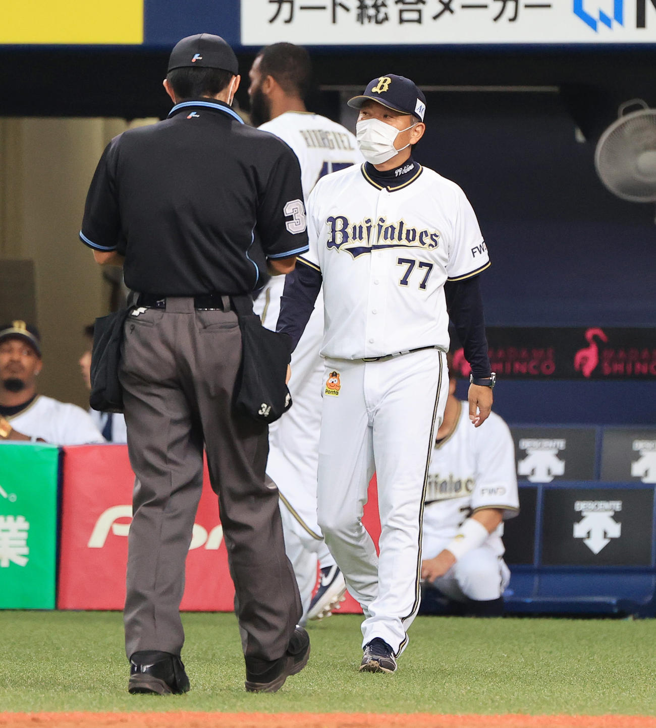 練習試合オリックス対ソフトバンク　6回表ソフトバンク、選手交代を告げる西村監督（撮影・清水貴仁）