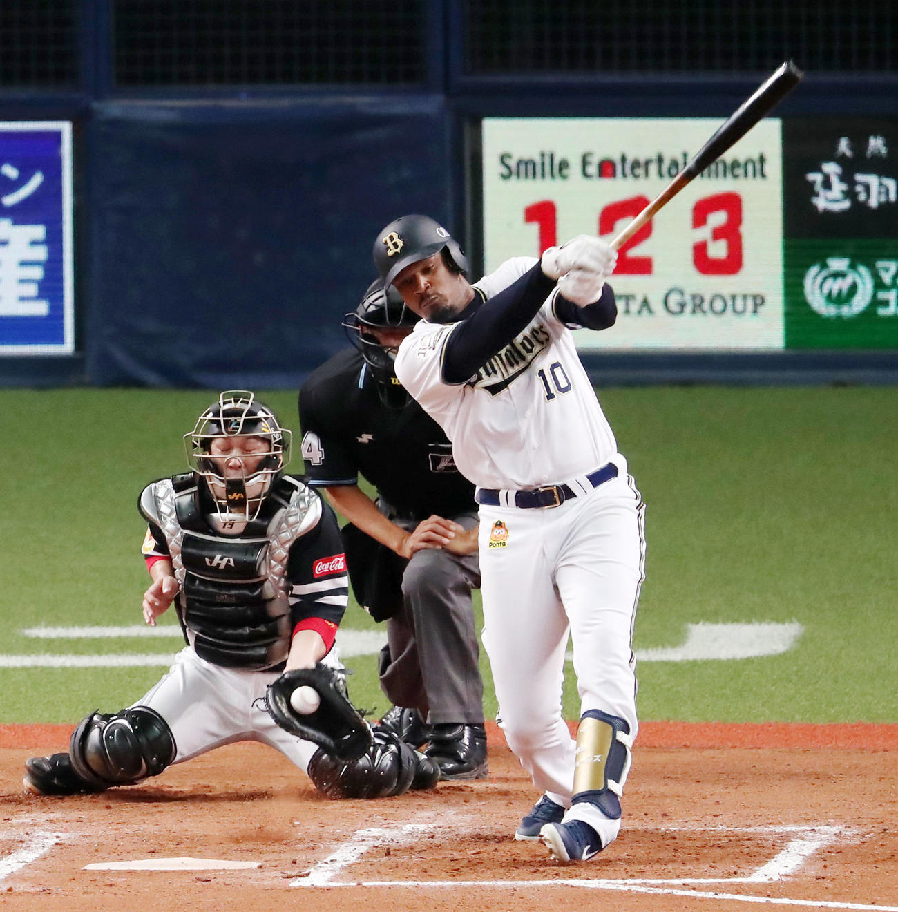 オリックス対ソフトバンク　6回裏オリックス2死、空振り三振するジョーンズ（撮影・加藤哉）