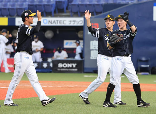 練習試合オリックス対ソフトバンク　勝利しエアタッチを交わすソフトバンクの選手たち、左から柳町、栗原、牧原（撮影・清水貴仁）