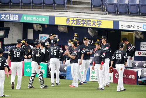 オリックス対ソフトバンク　オリックスに勝利しベンチ前でエアタッチするソフトバンクナイン（撮影・加藤哉）