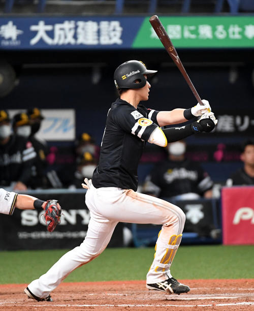 オリックス対ソフトバンク　8回表ソフトバンク2死一、二塁、上林は中前適時打を放つ（撮影・前岡正明）