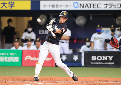 オリックス対ソフトバンク　4回表ソフトバンク1死一塁、左中間をやぶる先制適時二塁打を放つ上林（撮影・清水貴仁）