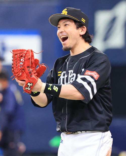 練習試合オリックス対ソフトバンク　5回裏オリックス2死、T－岡田の打球を好捕した左翼手ウラディミール・バレンティンを笑顔で出迎える松田宣浩（撮影・清水貴仁）＝2020年6月2日、京セラドーム大阪