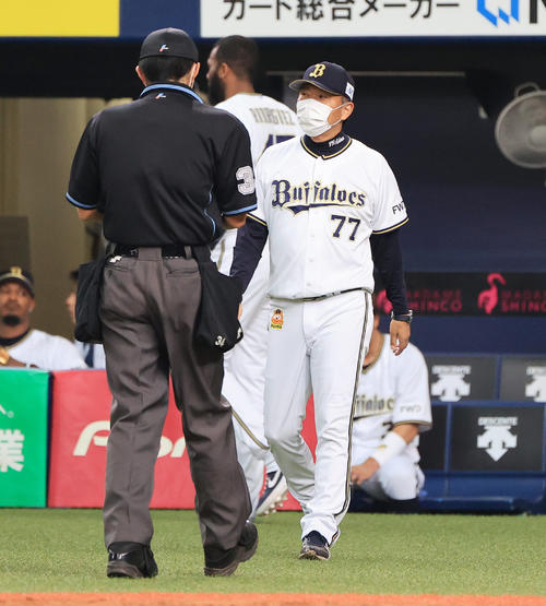 練習試合オリックス対ソフトバンク　6回表ソフトバンク、選手交代を告げる西村監督（撮影・清水貴仁）