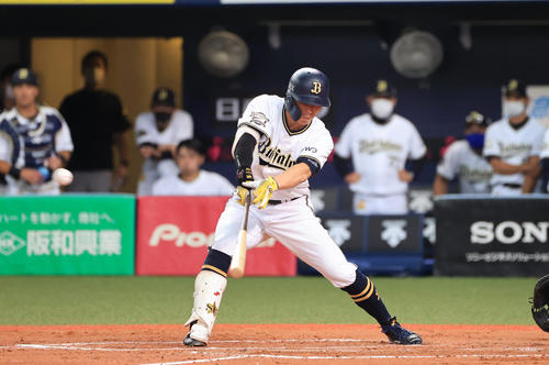 練習試合オリックス対ソフトバンク　7回裏オリックス2死一、二塁、左中間へ同点適時打を放つ後藤（撮影・清水貴仁）