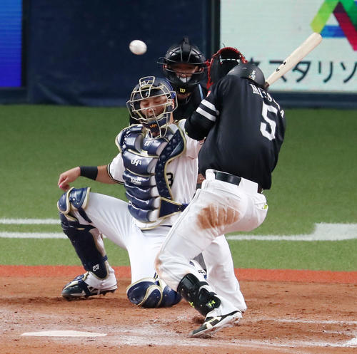 オリックス対ソフトバンク（練習試合）　8回表ソフトバンク2死一塁、松田宣浩は頭部に死球を受ける（撮影・加藤哉）
