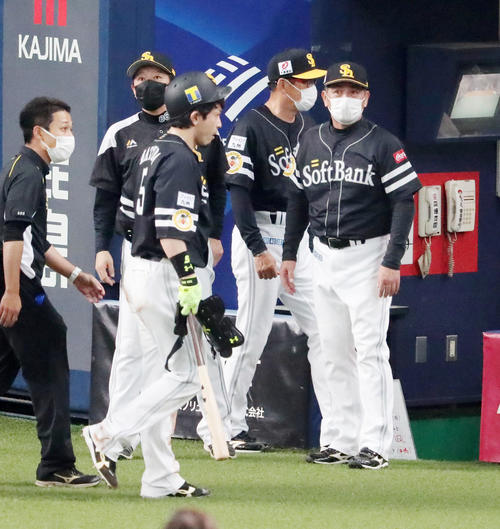 オリックス対ソフトバンク（練習試合）　8回表ソフトバンク2死一塁、松田宣浩（左）は頭部に死球を受けベンチへ引き揚げる、右は工藤公康監督（撮影・加藤哉）