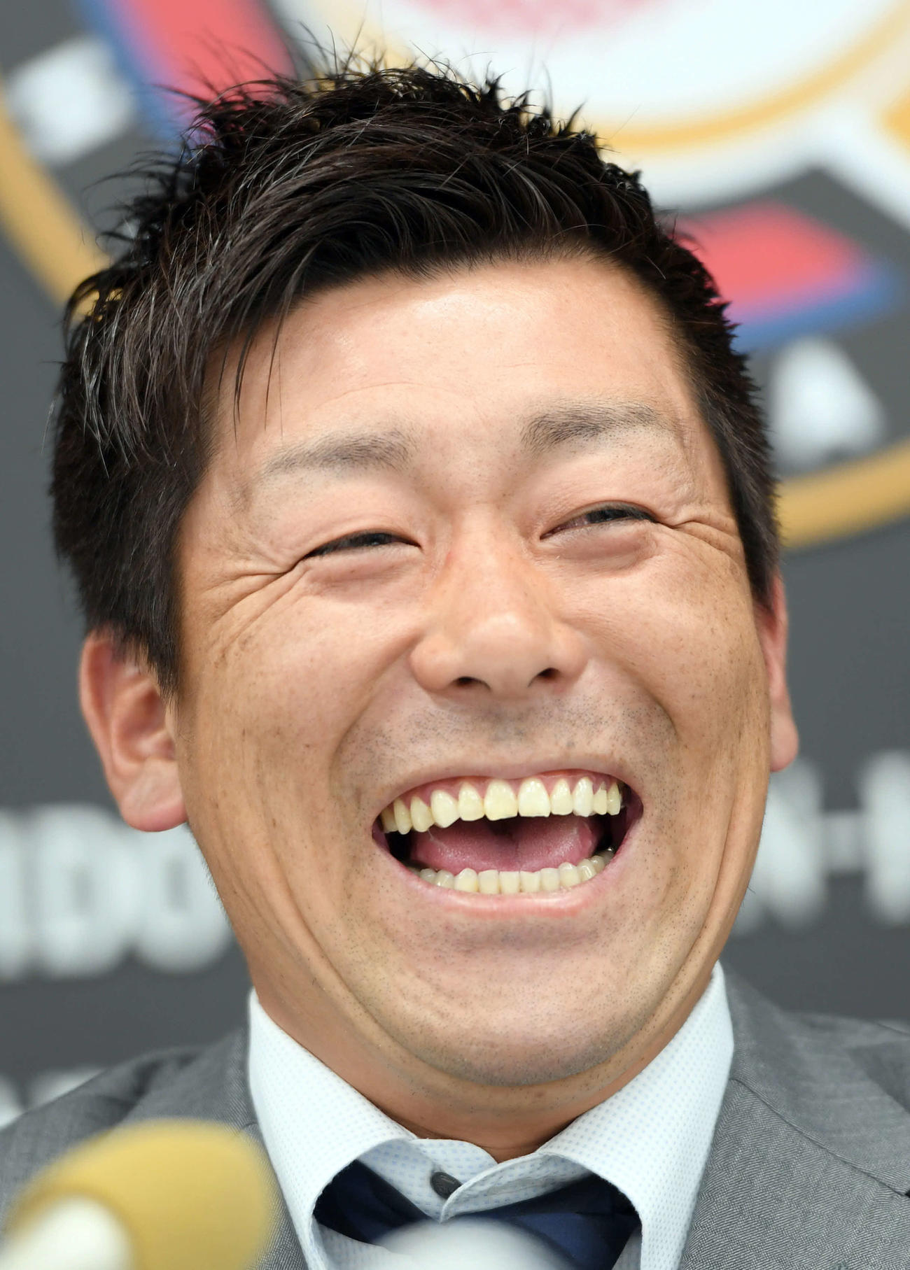 契約更改を終え、笑顔を見せる黒羽根（19年11月18日撮影）