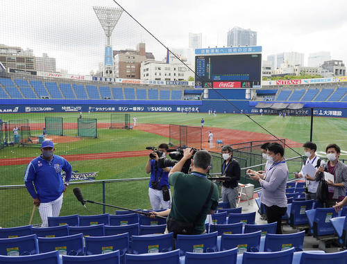DeNA対楽天　試合前の練習中、スタンドで取材に応じるDeNAラミレス監督（左端）（撮影・江口和貴）