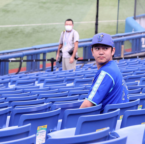 DeNA対楽天　試合前、横浜スタジアムのスタンドに座るDeNA山崎（撮影・江口和貴）
