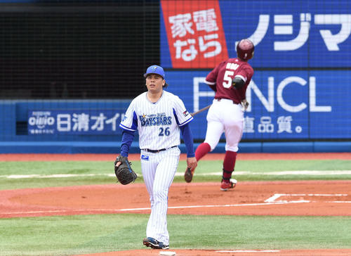 DeNA対楽天　1回表楽天無死、浜口（手前）は茂木を三振に仕留める（撮影・山崎安昭）