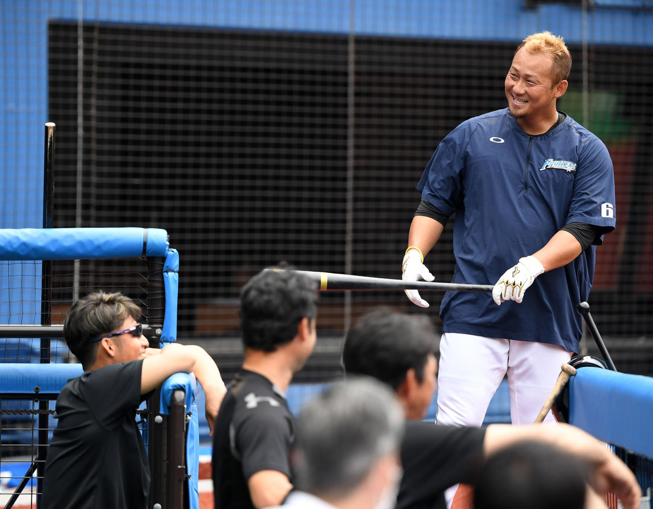 練習試合　ロッテ対日本ハム　会話を交わすロッテ鳥谷（左）と日本ハム中田（撮影・横山健太）