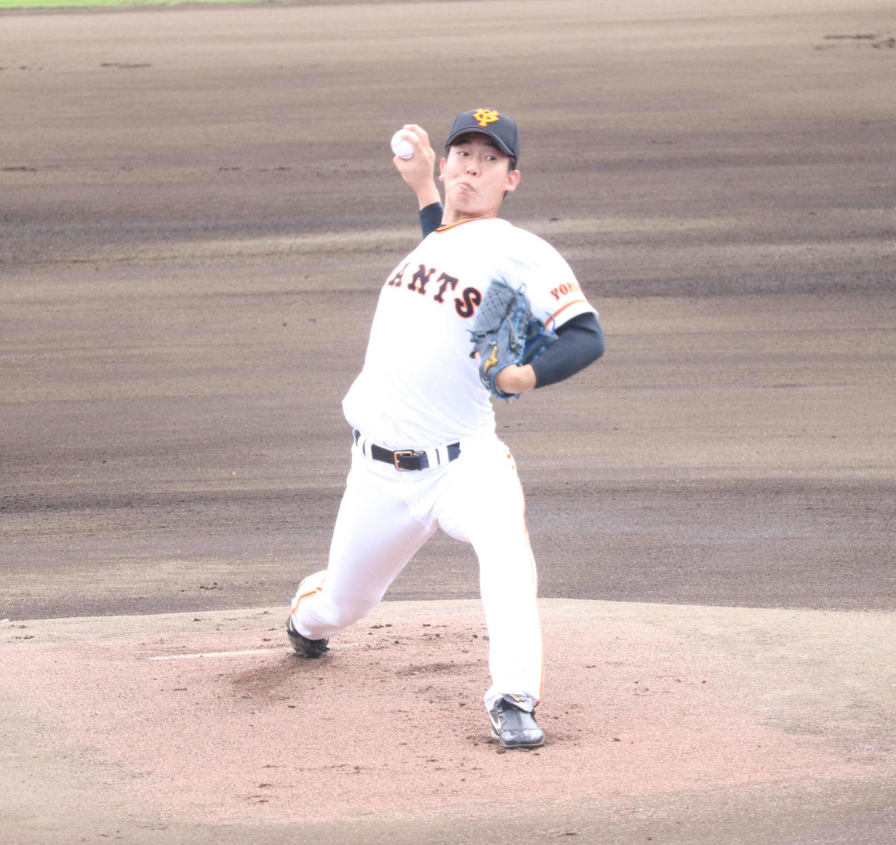 イースタン・リーグ練習試合　巨人対西武　力投する巨人先発の畠（撮影・久永壮真）
