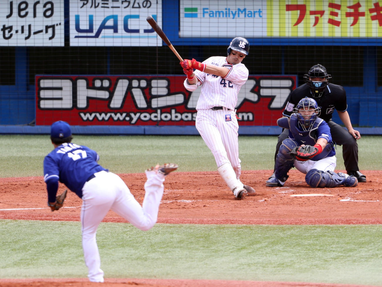 練習試合ヤクルト対中日　2回裏ヤクルト2死二塁、適時打を放つ坂口。投手柳（撮影・狩俣裕三）