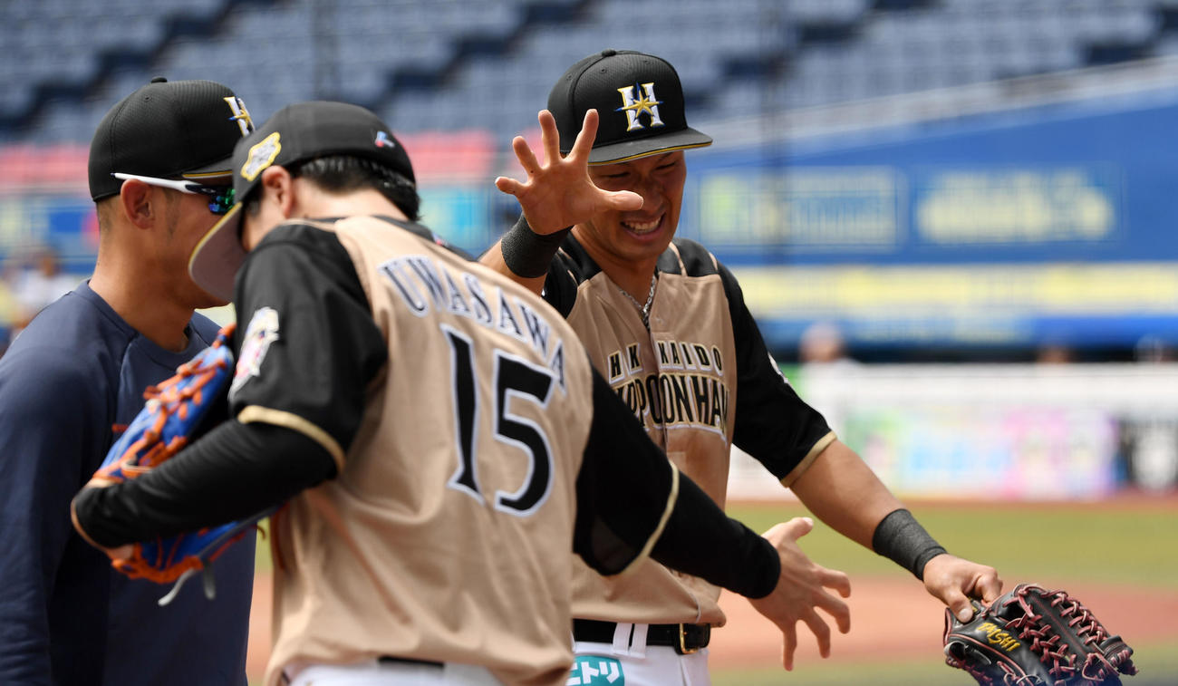 練習試合　ロッテ対日本ハム　1回裏終了時、エアタッチを交わす日本ハム大田（右）と上沢（撮影・横山健太）