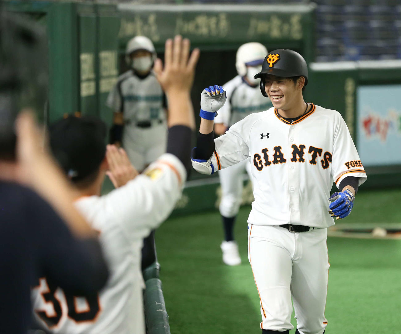 巨人対西武　3回裏巨人無死、右越え本塁打を放ち笑顔でエアタッチする松原（撮影・河野匠）