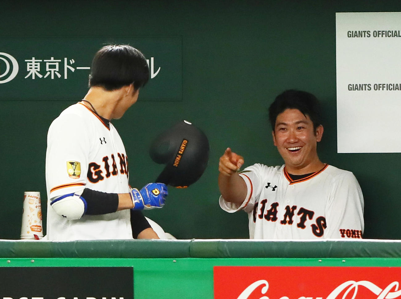練習試合　巨人対西武　3回裏巨人無死、右越え本塁打を放った松原（左）を笑顔で指さし迎える菅野（撮影・足立雅史）