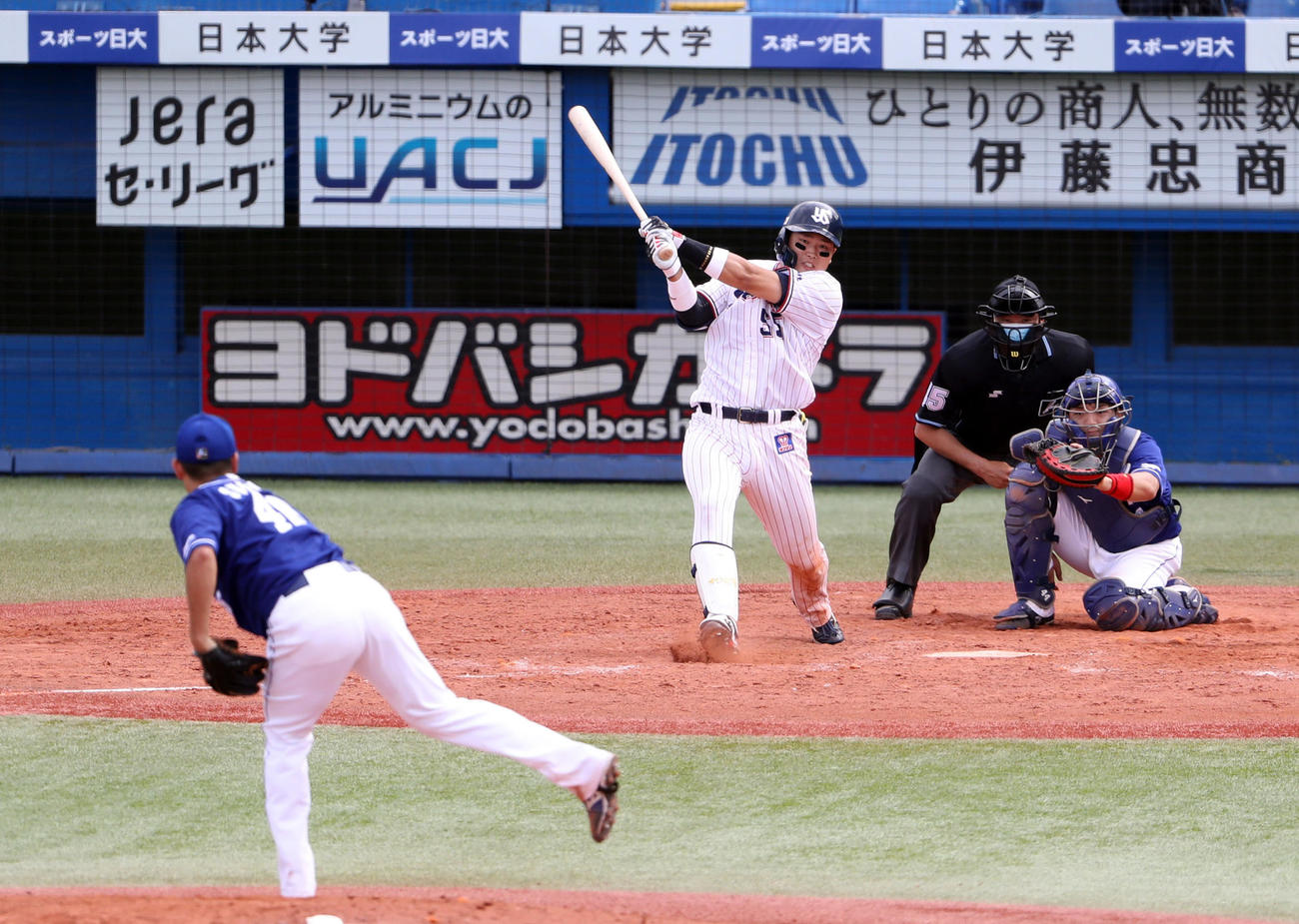 練習試合ヤクルト対中日　5回裏ヤクルト1死、ソロ本塁打を放つ村上。投手鈴木博（撮影・狩俣裕三）