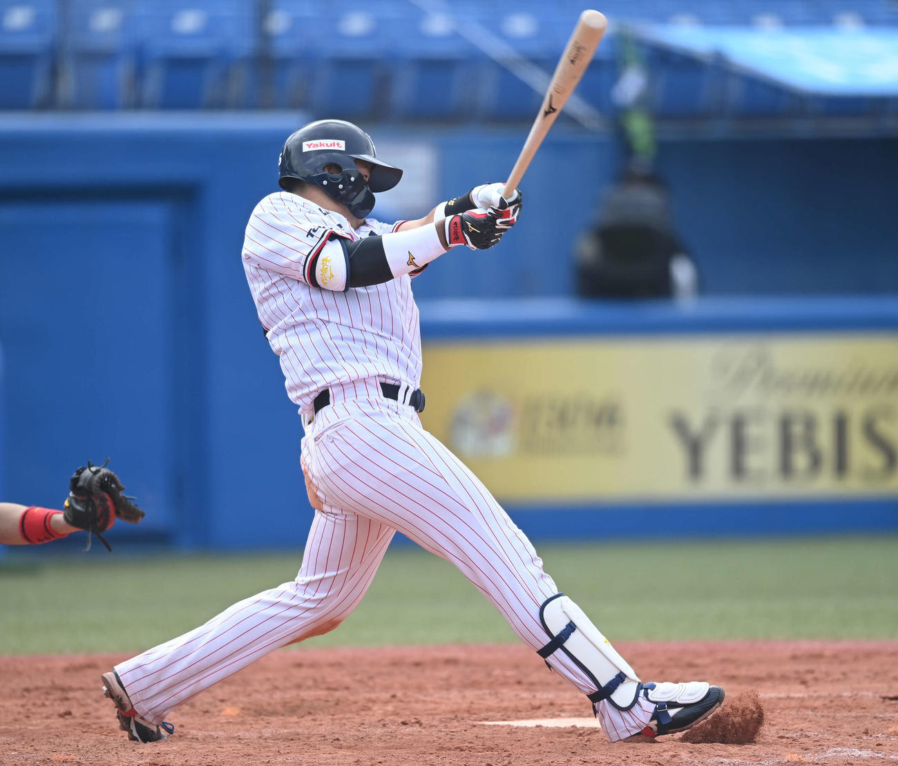 ヤクルト対中日　5回裏ヤクルト1死、左越えソロ本塁打を放つ村上（撮影・鈴木みどり）