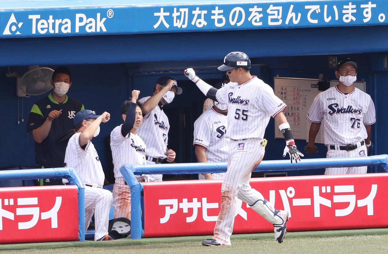 練習試合ヤクルト対中日　5回裏ヤクルト1死、ソロ本塁打を放ち、ベンチに戻るでエアタッチする村上（撮影・狩俣裕三）