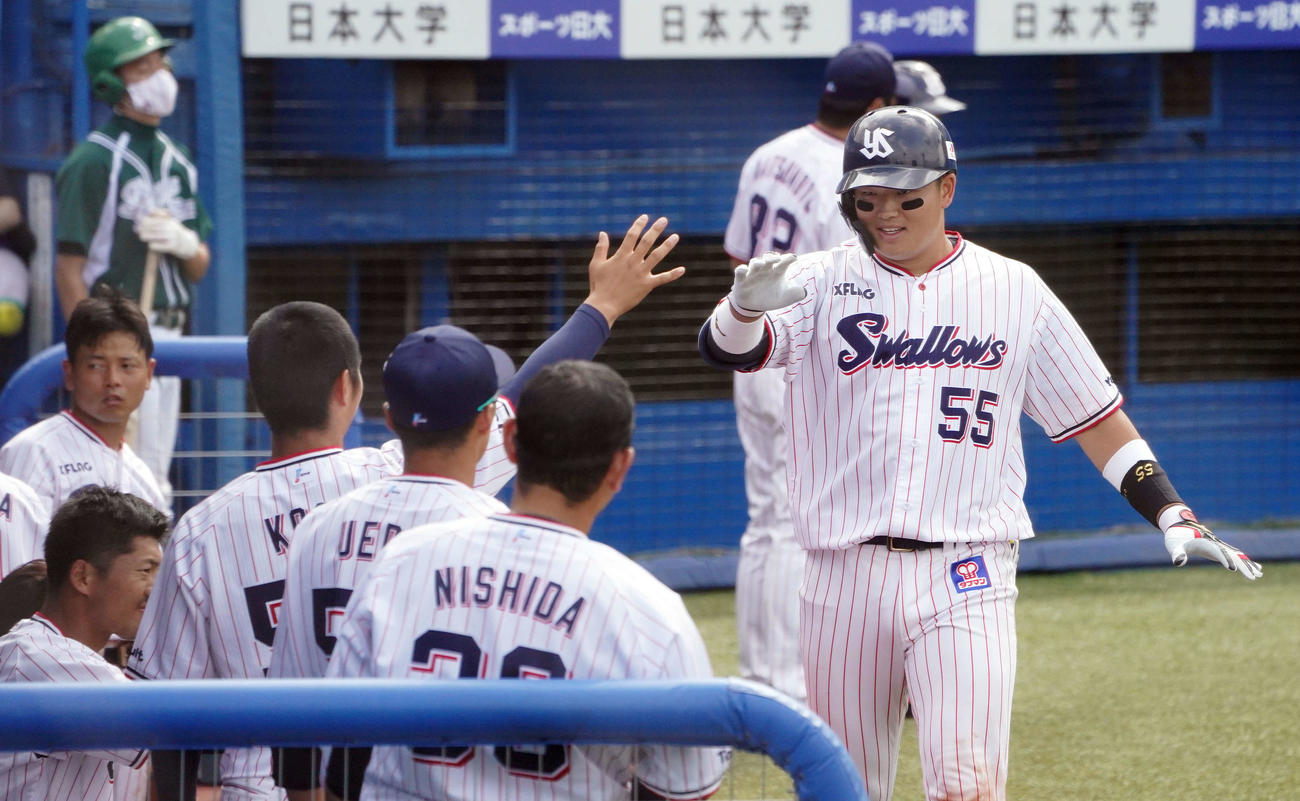 ヤクルト対中日　5回裏ヤクルト1死、左越えソロ本塁打を放った村上はエアハイタッチ（撮影・鈴木みどり）