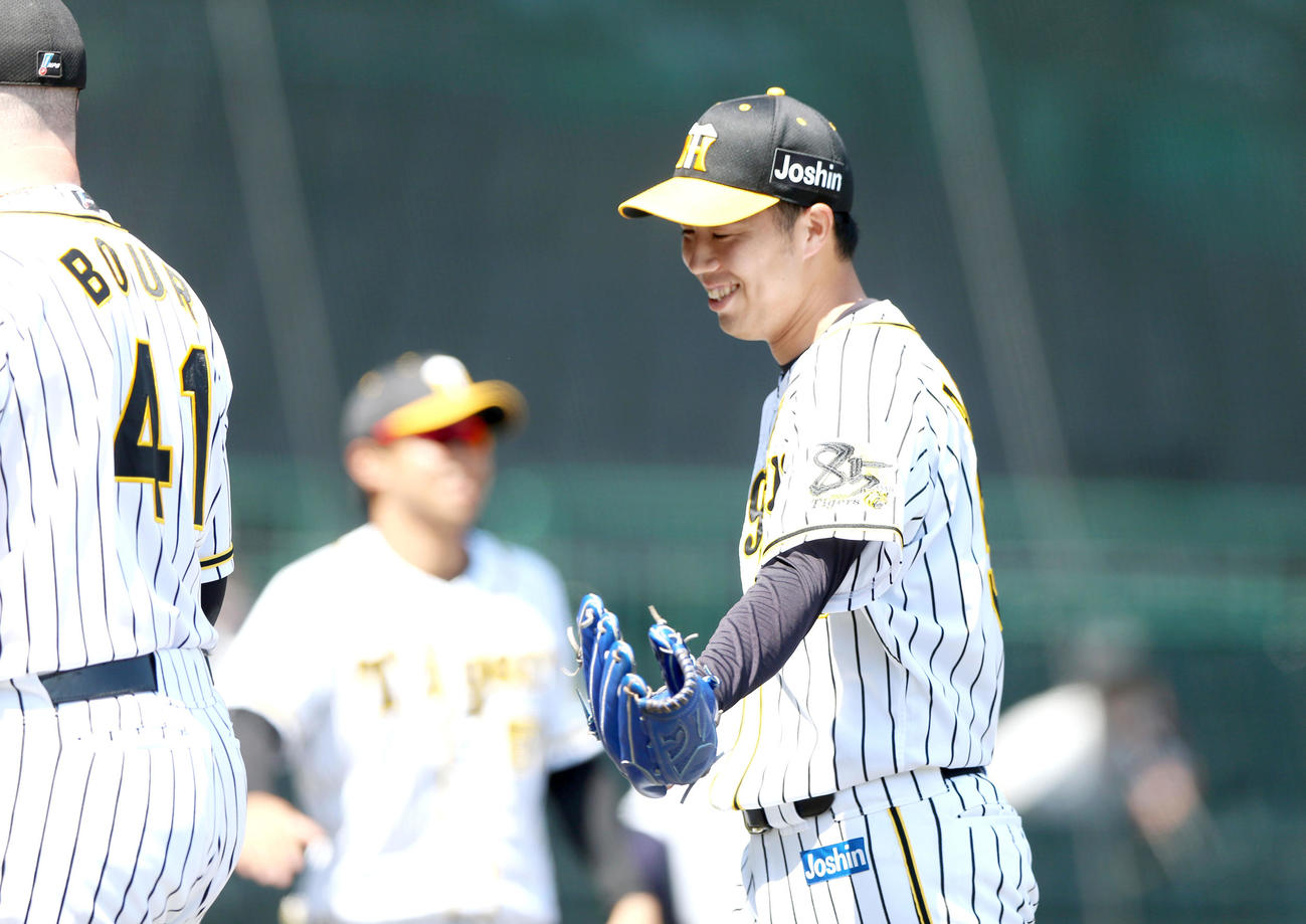 練習試合・阪神対広島　初回を3人で終え笑顔を見せる青柳晃洋（撮影・上山淳一）