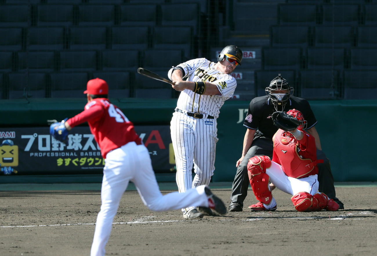 阪神対広島　4回裏阪神無死一塁、右越え2点本塁打を放つボーア（撮影・前田充）