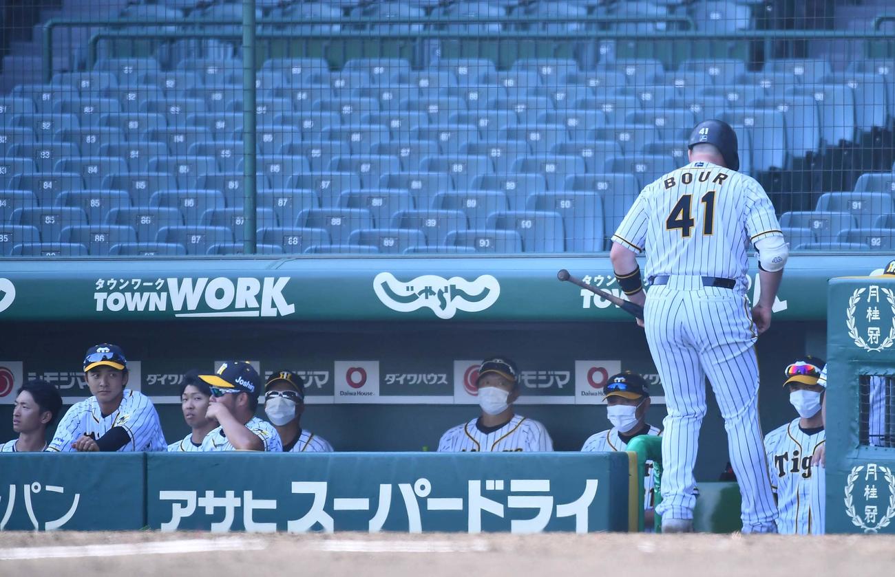 本塁打を放ったボーアはサイレントトリートメントで出迎えを受ける（撮影・上田博志）