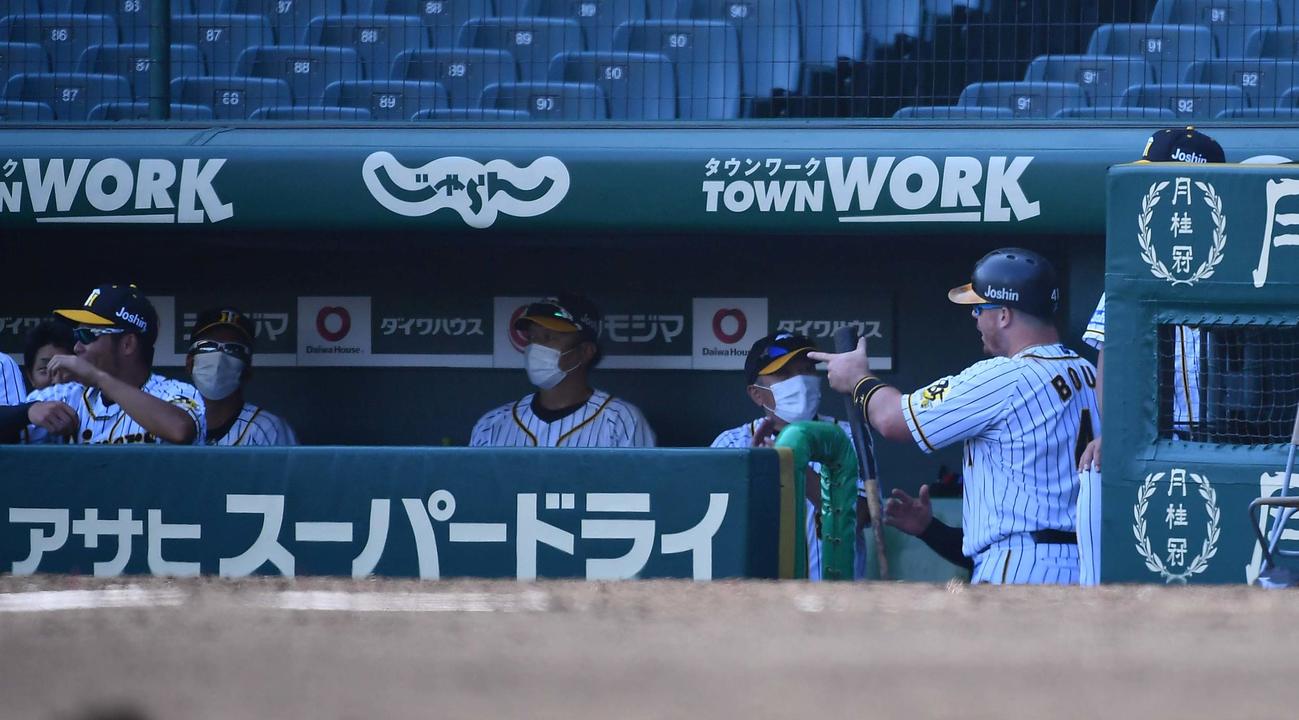 本塁打を放ったボーアはサイレントトリートメントで出迎えを受ける（撮影・上田博志）