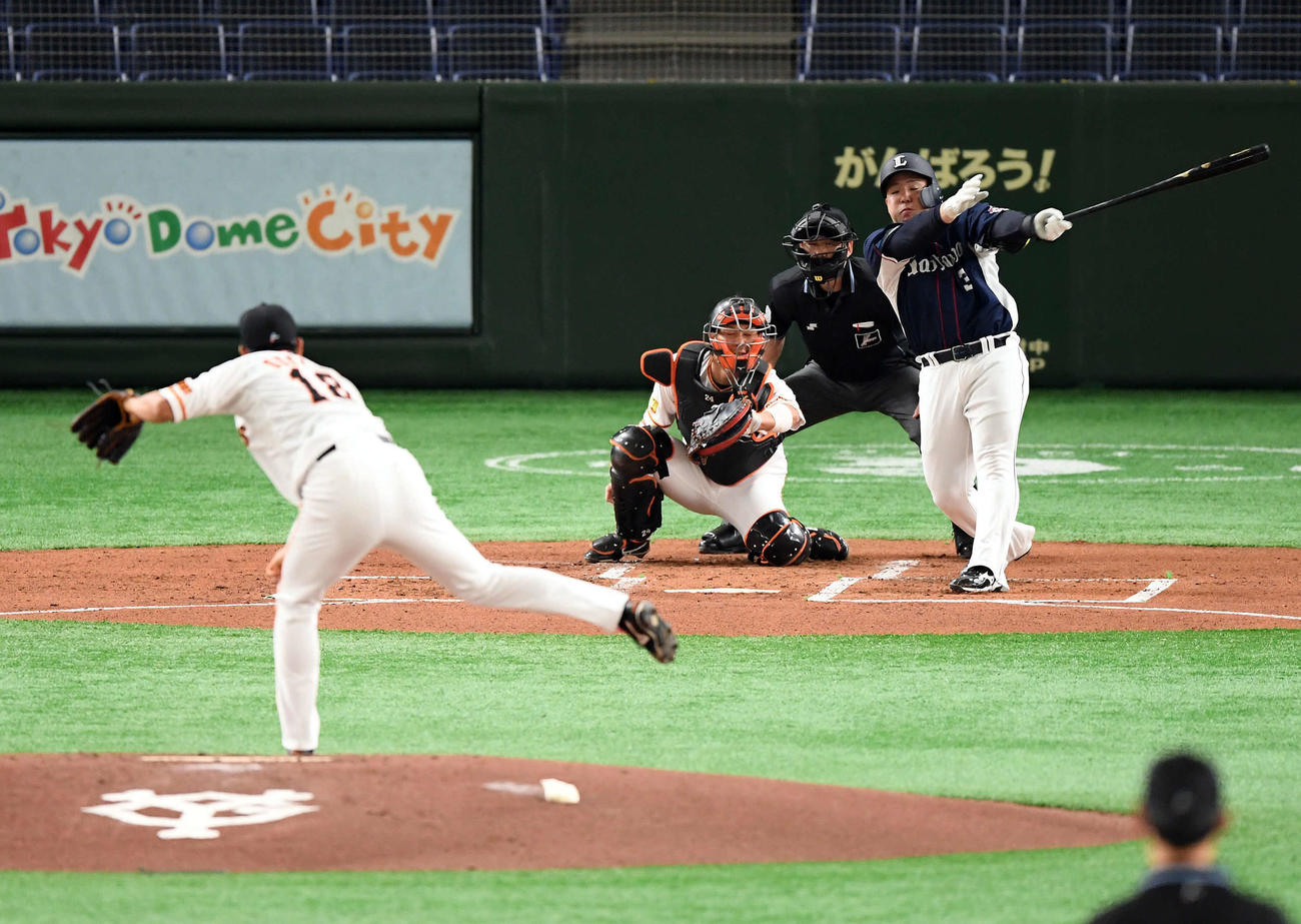 巨人対西武　2回表西武無死、空振り三振に倒れる山川。投手菅野智之（撮影・たえ見朱実）