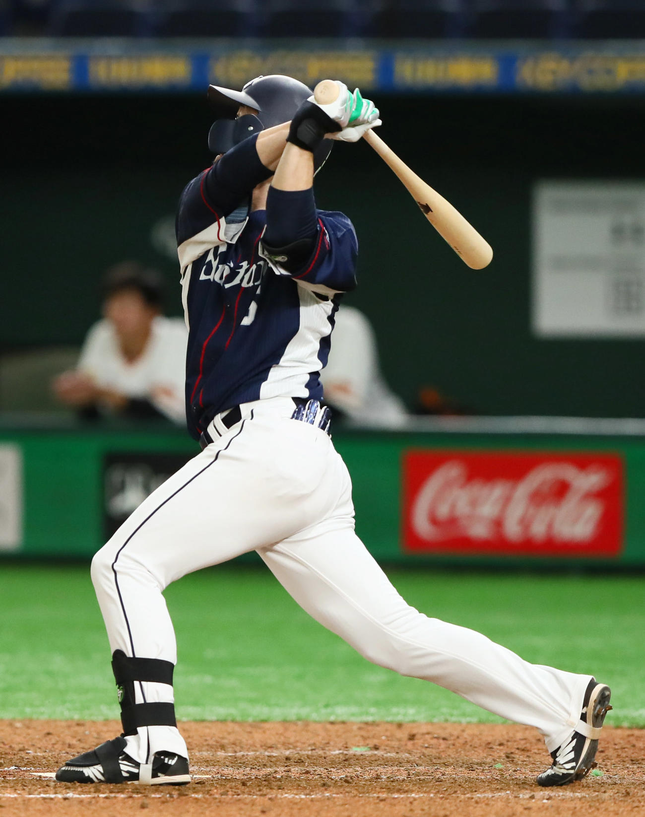 練習試合　巨人対西武　7回表西武2死一塁、外崎は右越え2点本塁打を放つ（撮影・足立雅史）