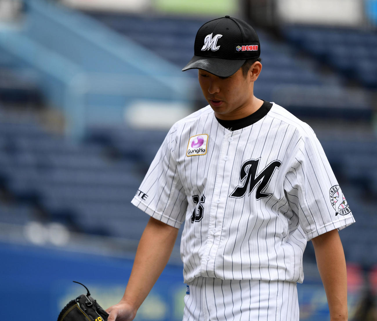 練習試合　ロッテ対日本ハム　2回表を終え肩を落としベンチへ引き揚げるロッテ種市（撮影・横山健太）