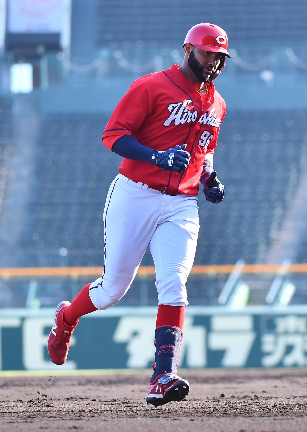 中越えにソロ本塁打を放つアレハンドロ・メヒア（撮影・上田博志）