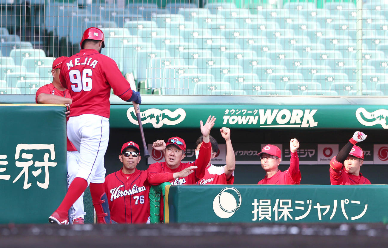中越え本塁打を放ったメヒア（手前）を出迎える佐々岡監督（左から3人目）ら広島ベンチ（撮影・上山淳一）