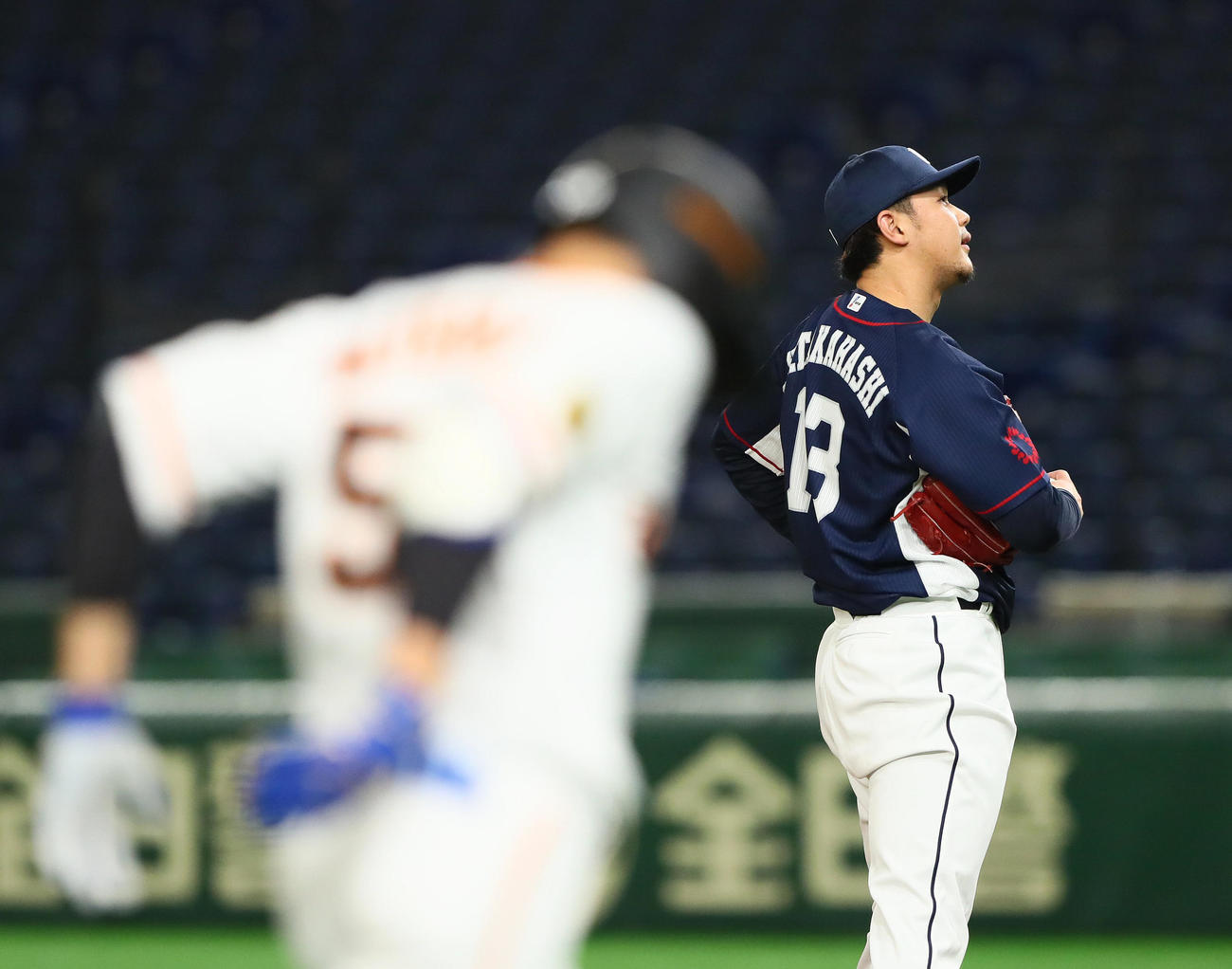 練習試合　巨人対西武　3回裏巨人無死、松原（手前）に右越え本塁打を浴びた高橋光（撮影・足立雅史）