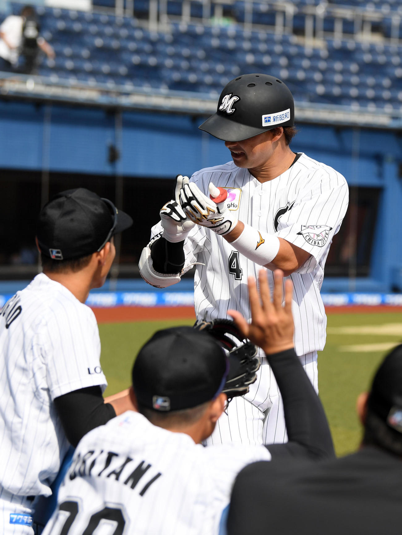 練習試合　ロッテ対日本ハム　7回裏ロッテ1死一塁、右越え2点本塁打を放ちスシポーズをする藤岡（撮影・横山健太）